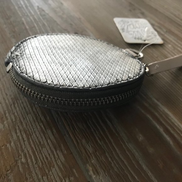 NWT Free People Round Silver Wallet With Zipper - Picture 4 of 4